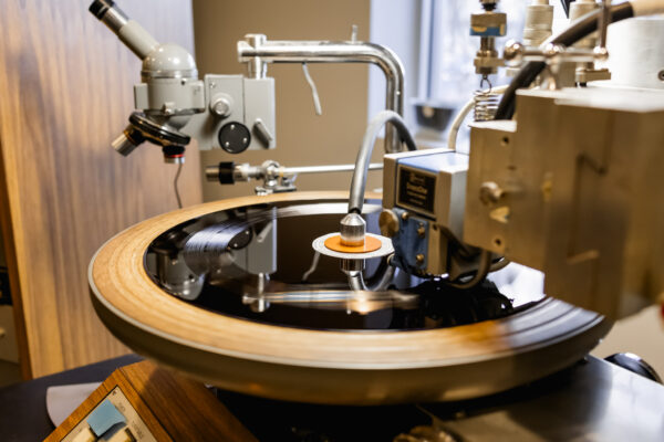 Lacquer disc getting cut on lathe machine